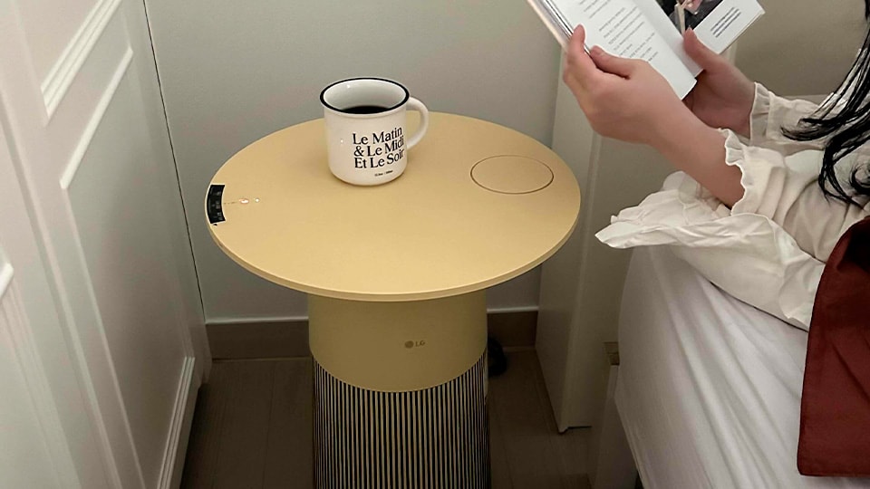 The product is placed next to the bed. Users place coffee on top of the product and use it conveniently like a narrow table.